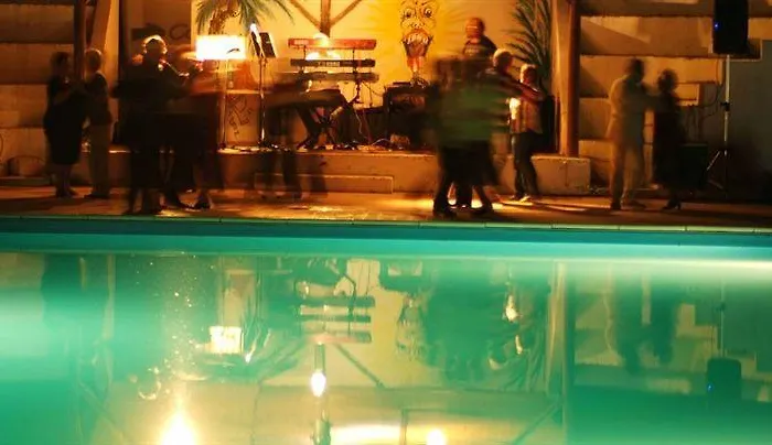 Hotel Adria 아파트호텔